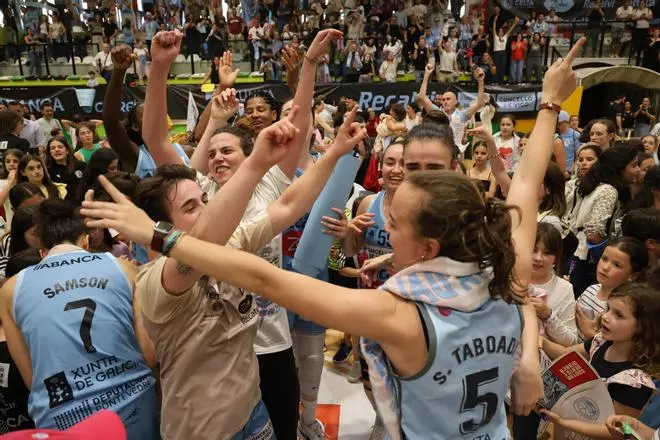 El Celta Zorka toca el cielo en Navia