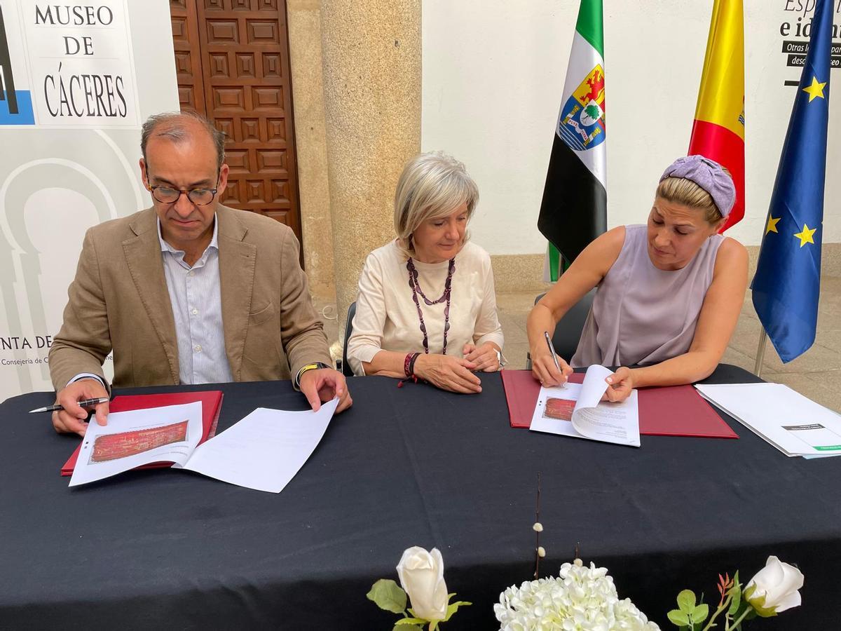 Preciados, Bazaga y Mateos firman el concordato en el Museo de Cáceres.