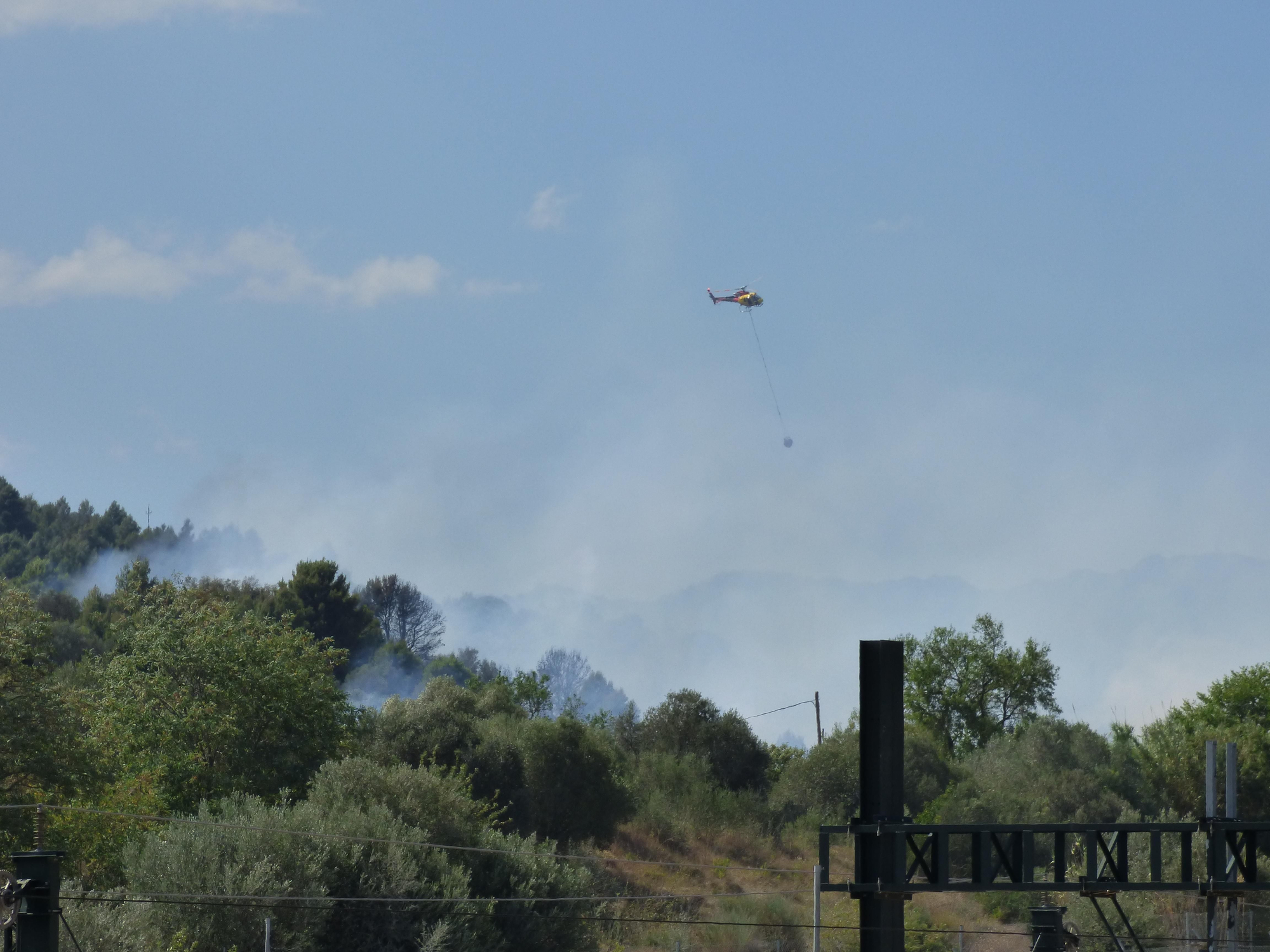 Un incendi ha cremat 3,5 hectàrees al costat de l'Ap7 a Vilafant