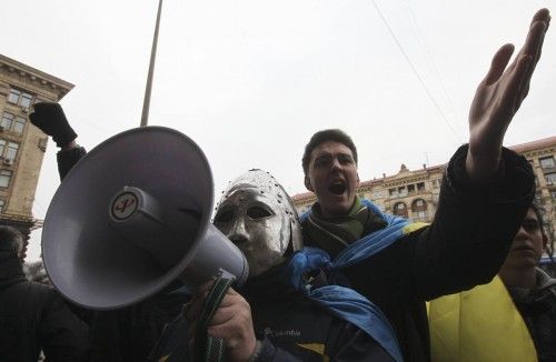 Los manifestantes opositores concentrados por cientos de miles este domingo en Kiev han ocupado parte de las dependencias del Ayuntamiento de la capital ucraniana en una jornada de tensión y manifestaciones.