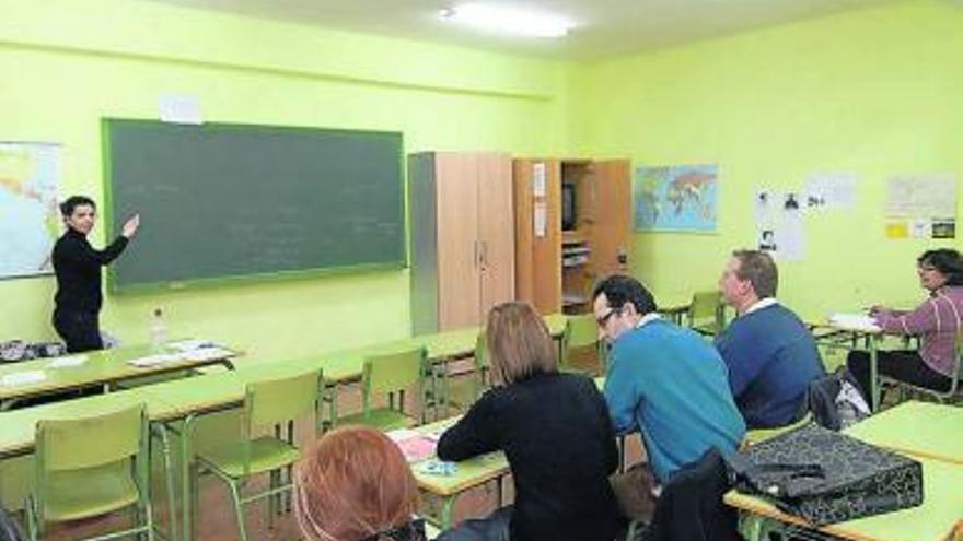 Alumnos en una de las clases de la escuela de idiomas de Mieres.