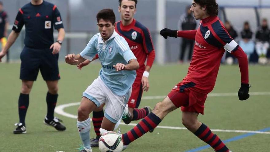 Un jugador del Celta presiona a un rival en el partido de ayer en A Madroa. // Adrián Irago