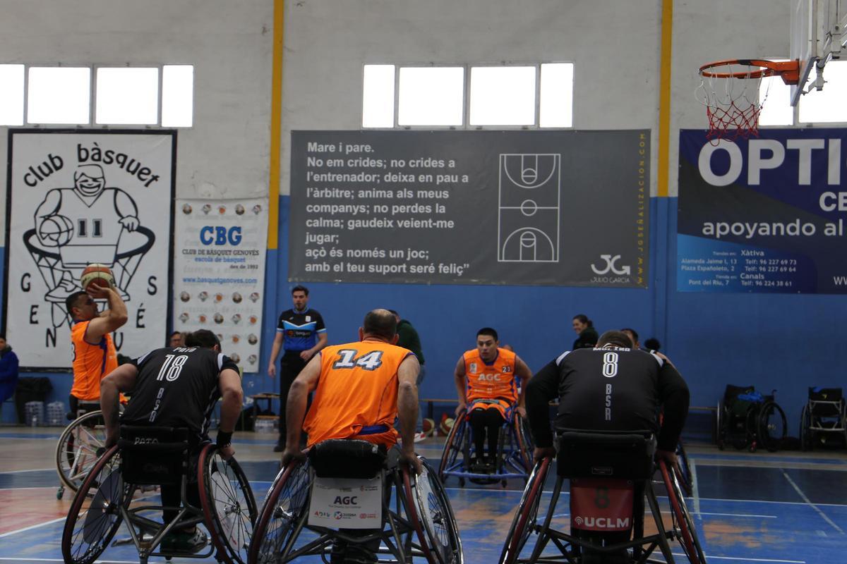 Jugadores de baloncesto en silla de ruedas en un partido en el Genovés.