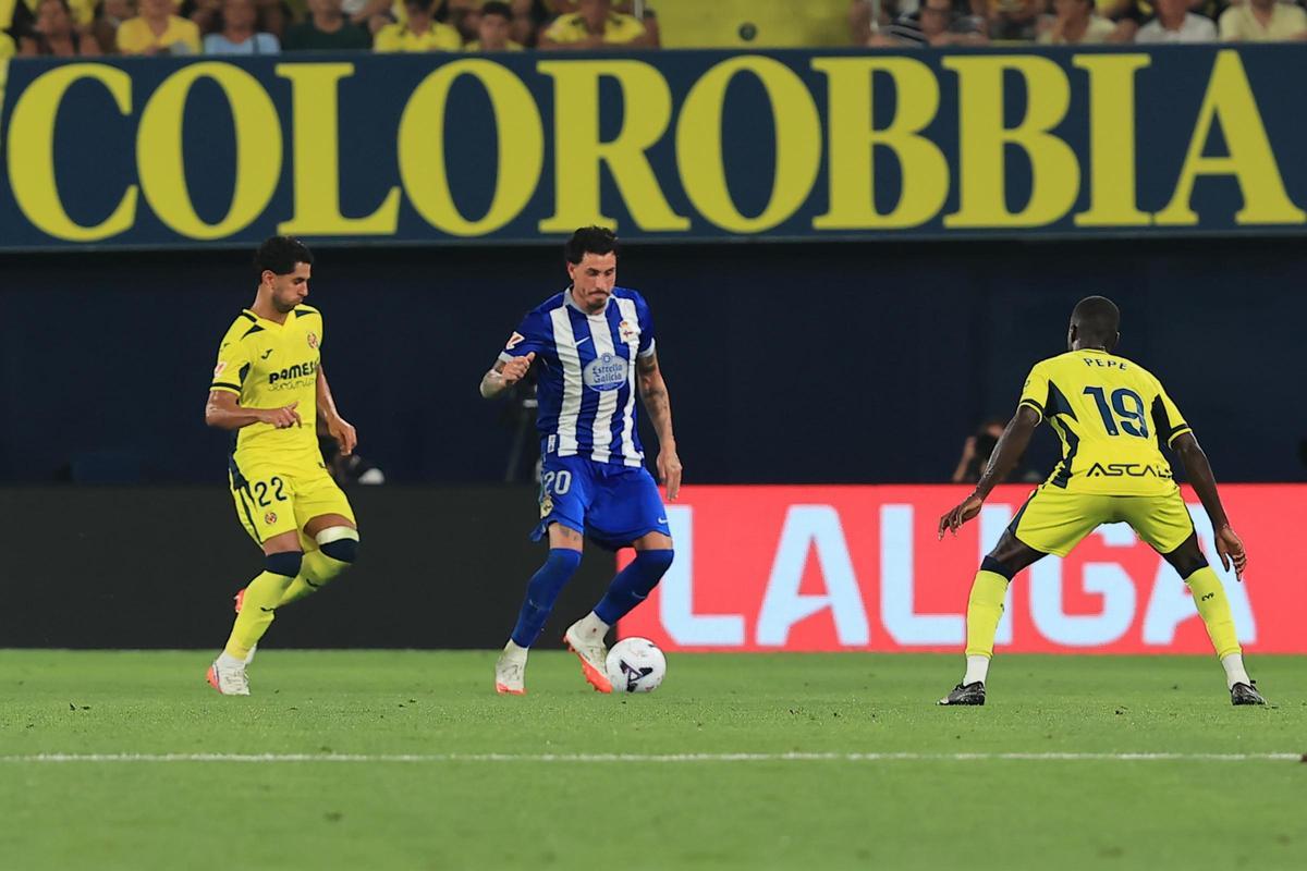 José María Giménez, entre Ayoze Pérez y Pépé