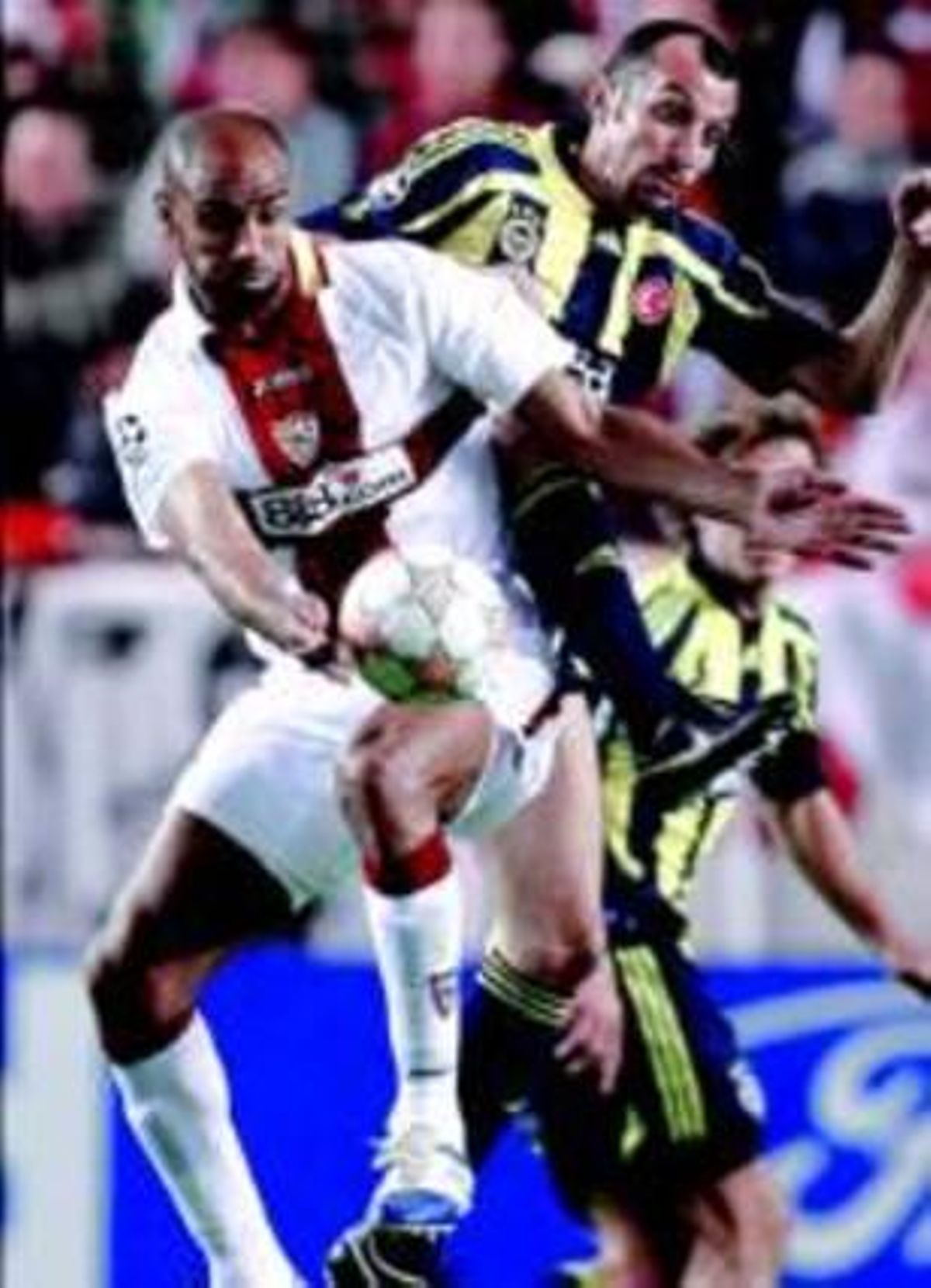 Kanouté i Edu lluiten per una pilota, ahir al Pizjuán. Kanouté i Edu lluiten per una pilota, ahir al Pizjuán.