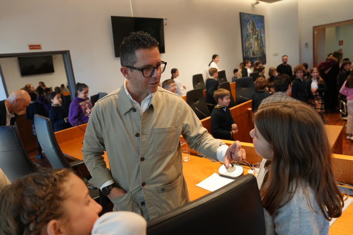 Alumnos de Ibiza llevan al pleno del Ayuntamiento sus propuestas para mejorar la ciudad