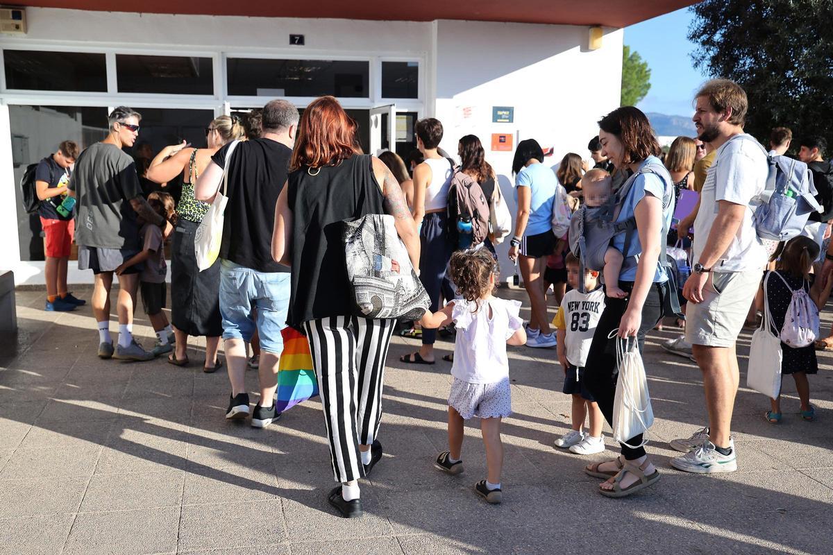 Archivo - Varios padres llevan a sus hijos el primer día de inicio del curso escolar