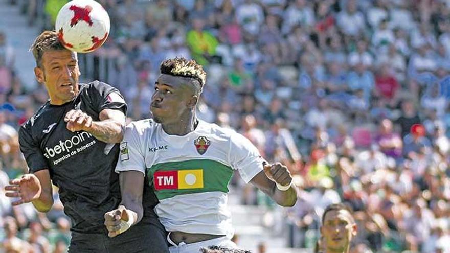 Jugadores del Atlético Baleares y el Elche disputan un balón en el aire el pasado domingo.