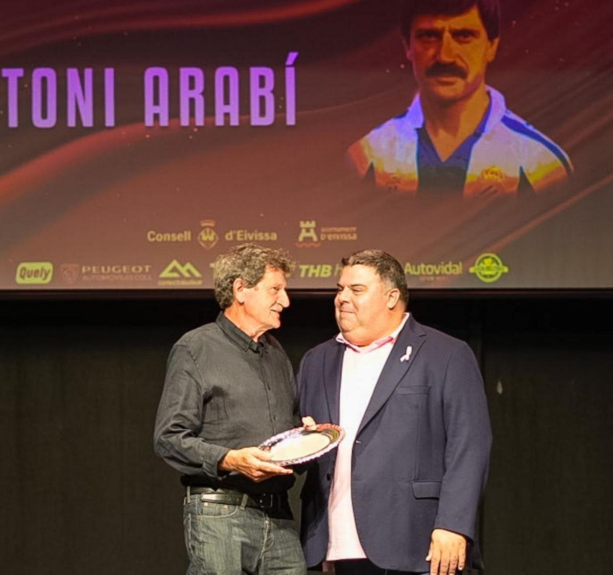 Juan José Huedo recibió una medalla honorífica. | FFIB