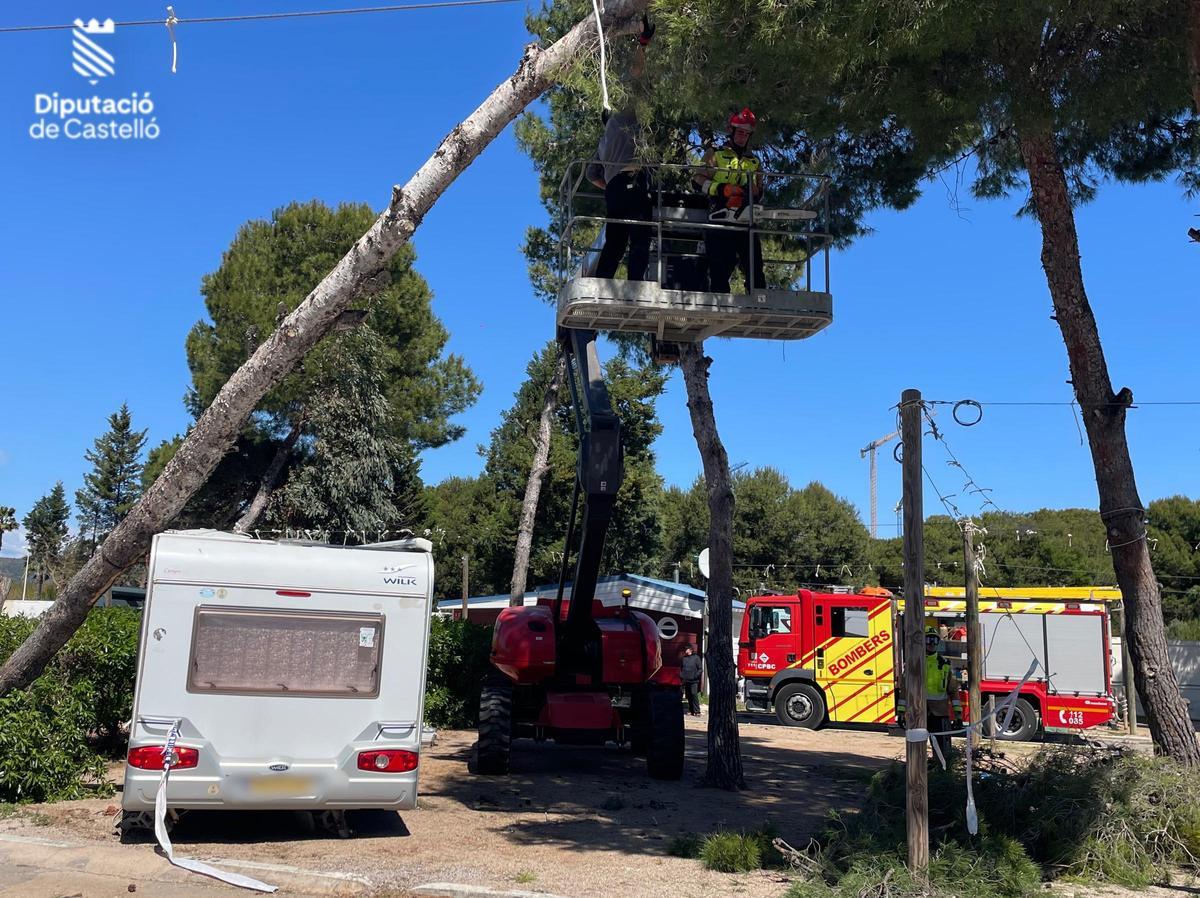 Una de las actuaciones de los bomberos este domingo.