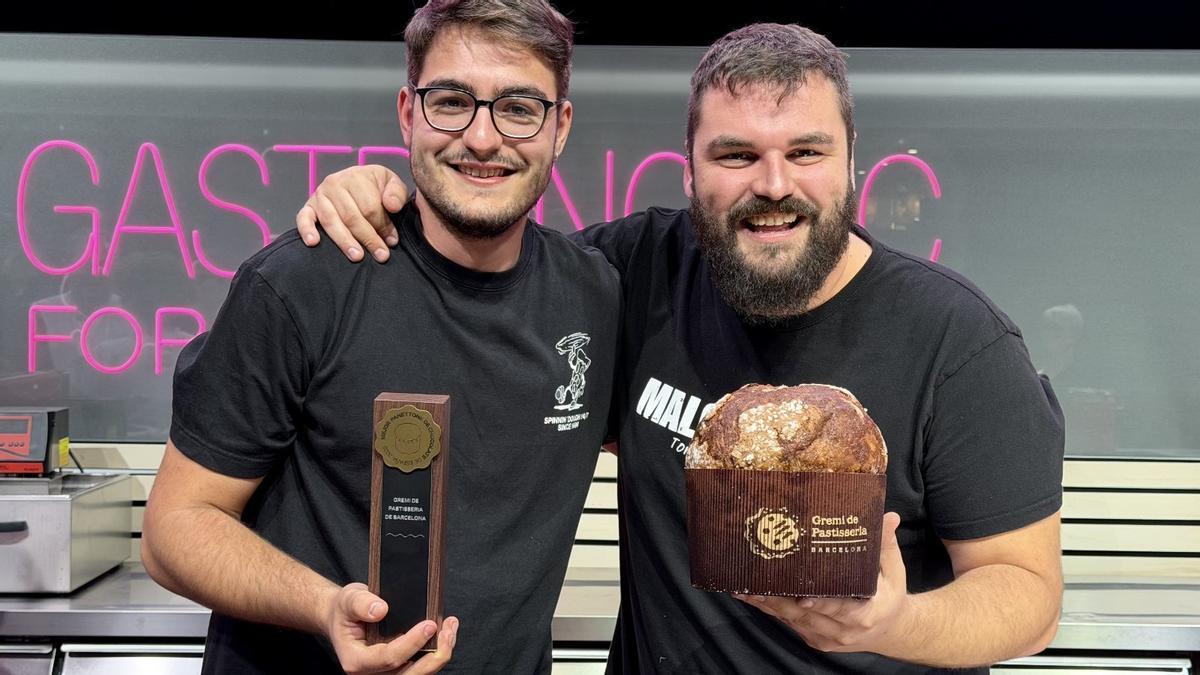 Adrià y Rafel Aguilera, de Cal Jan (Torredembarra), con el 'panettone' de chocolate que ha sido elegido como el mejor de España de 2025.