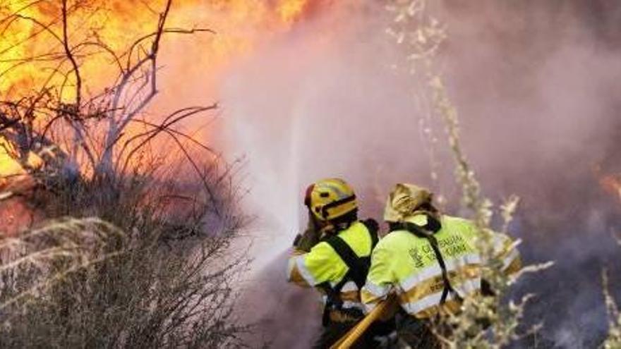 Un incendio en el cauce del río amenaza a las casas cercanas y ralentiza los trenes