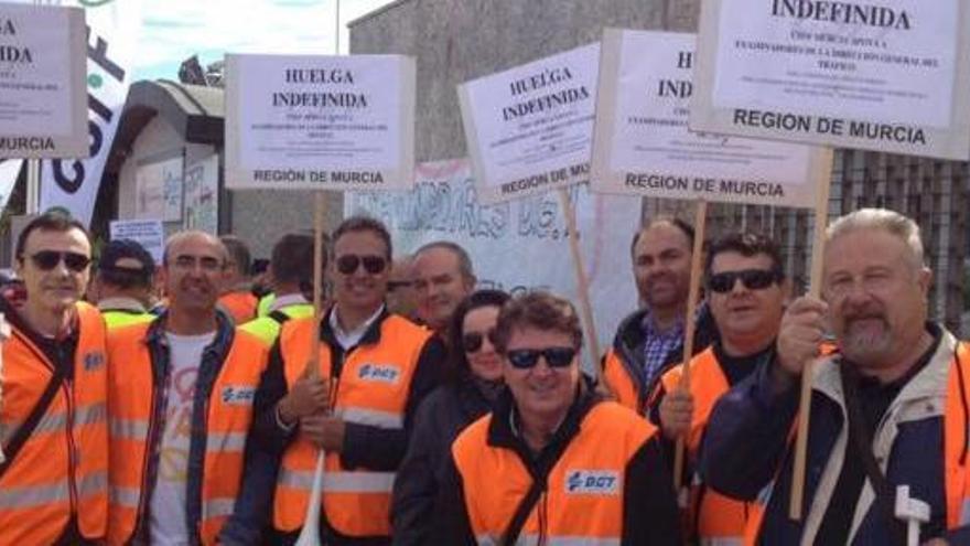 Los examinadores del carné aún no han decidido si desconvocan la huelga