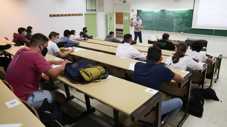Estudiantes de primero, en la Escola de Enxeñaría Industrial. // R. Grobas