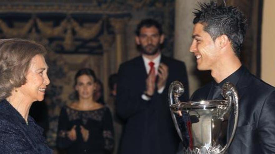 Ronaldo recibe su premio de manos de la Reina.