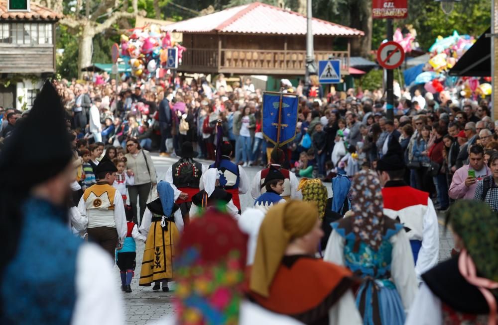 Desfile de grupos folclóricos en los Güevos Pintos 2017