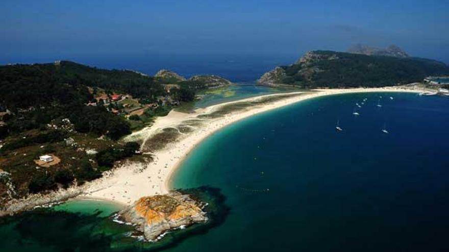 Vista aérea de las Islas Cíes, con la playa de Rodas. //Iñaki Abella