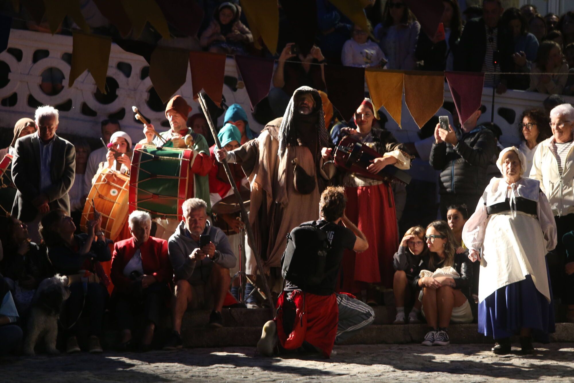 REPRESENTACION TEATRAL DE LA INVASION TURCA DEFENSA DA VILA POR LAS CALLES DE CANGAS