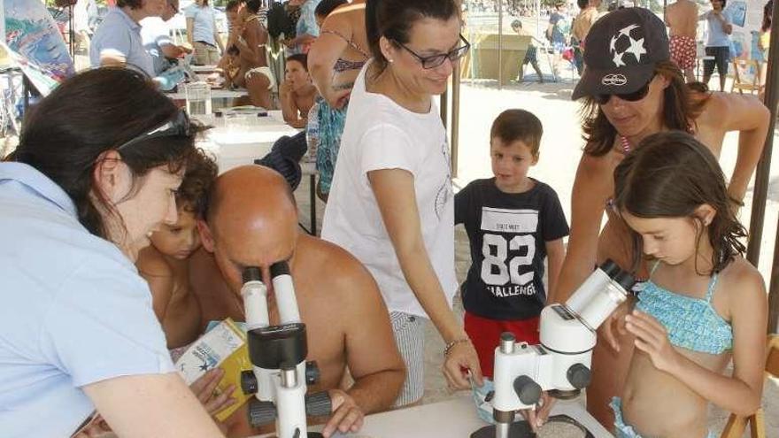 Actividades científicas en la playa canguesa de Rodeira. // S.Álvarez