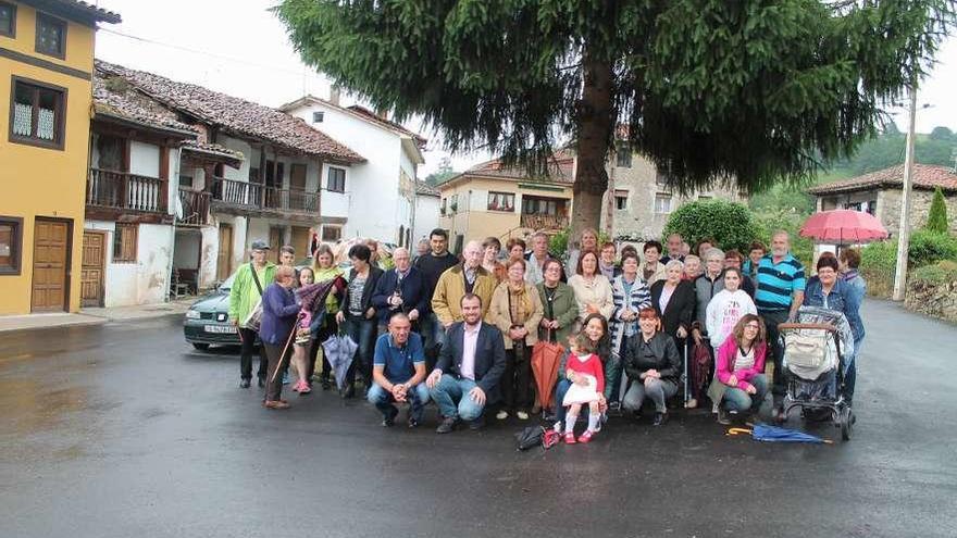 Villamayor celebra con gaita la urbanización del barrio del Caneyu