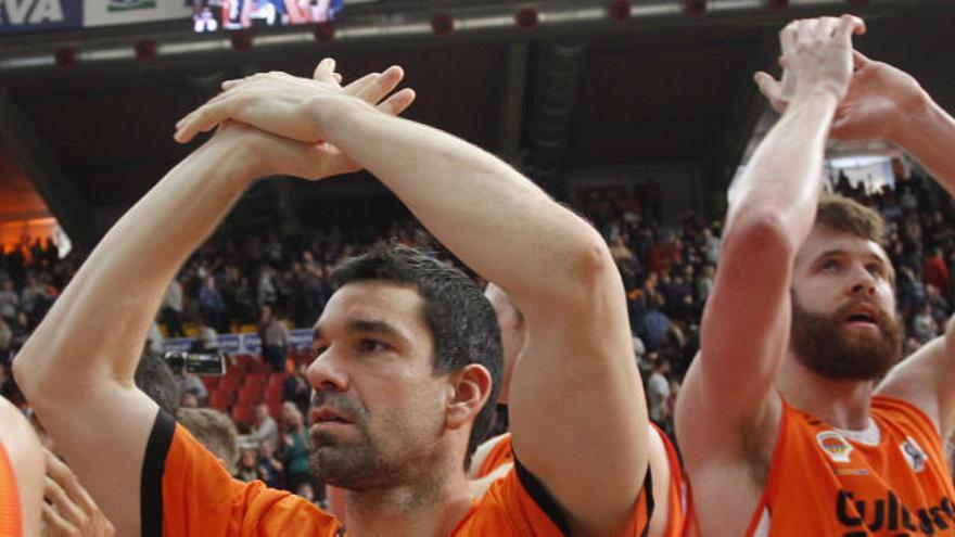 La plantilla saluda a una Fonteta entregada