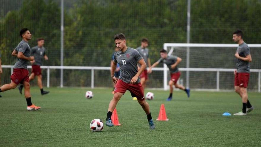 Los jugadores granates durante un entrenamiento. // Gustavo Santos