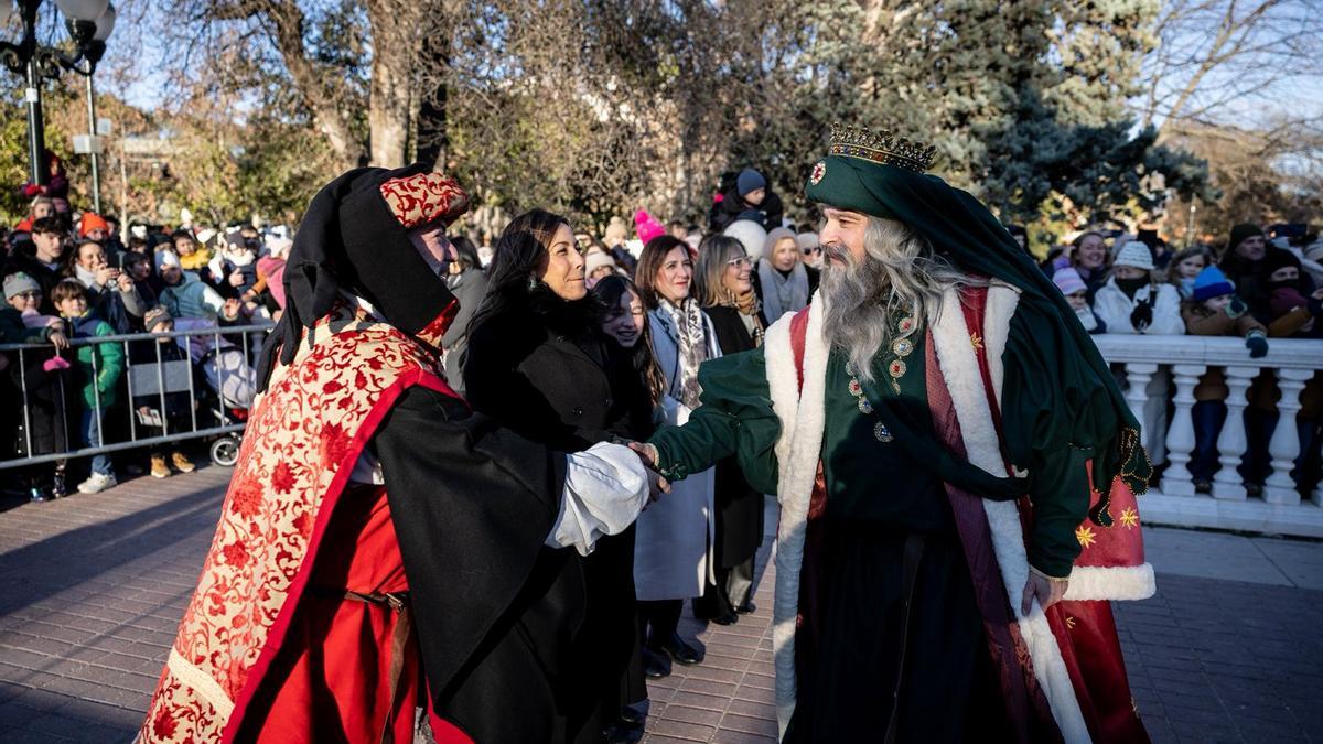 Llegada de la comitiva real al parque Labordeta de Zaragoza, este lunes.