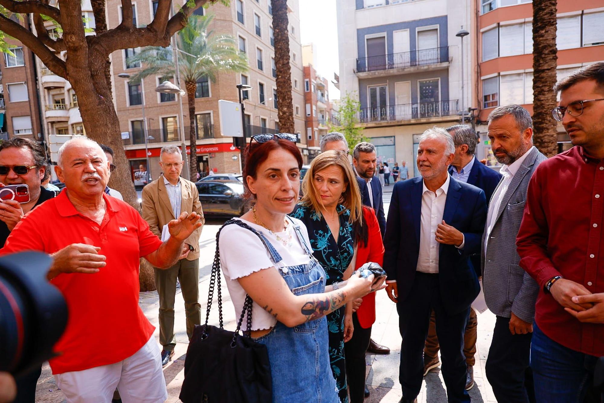 Una vecina de Catarroja lleva una bolsa de fango de la dana a la visita del ministro y Bernabé