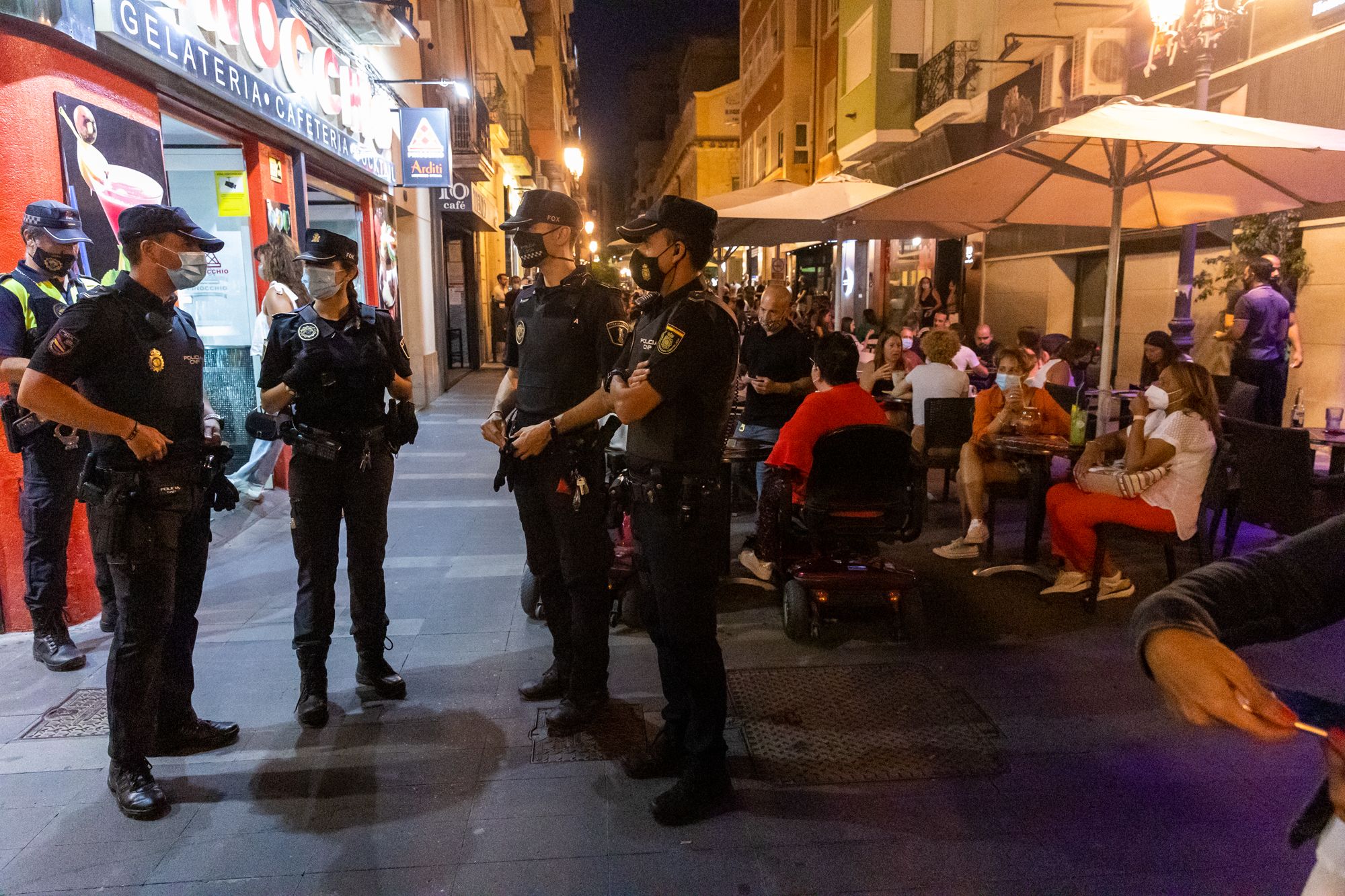 Máxima presión policial contra los botellones para frenar los contagios de covid en Alicante