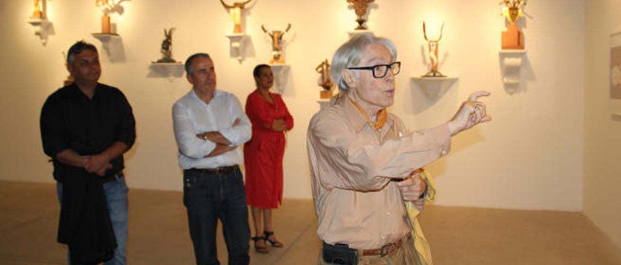 Pepe Dámaso explica a Mario Cabrera y Juan Jiménez su obra, ayer.