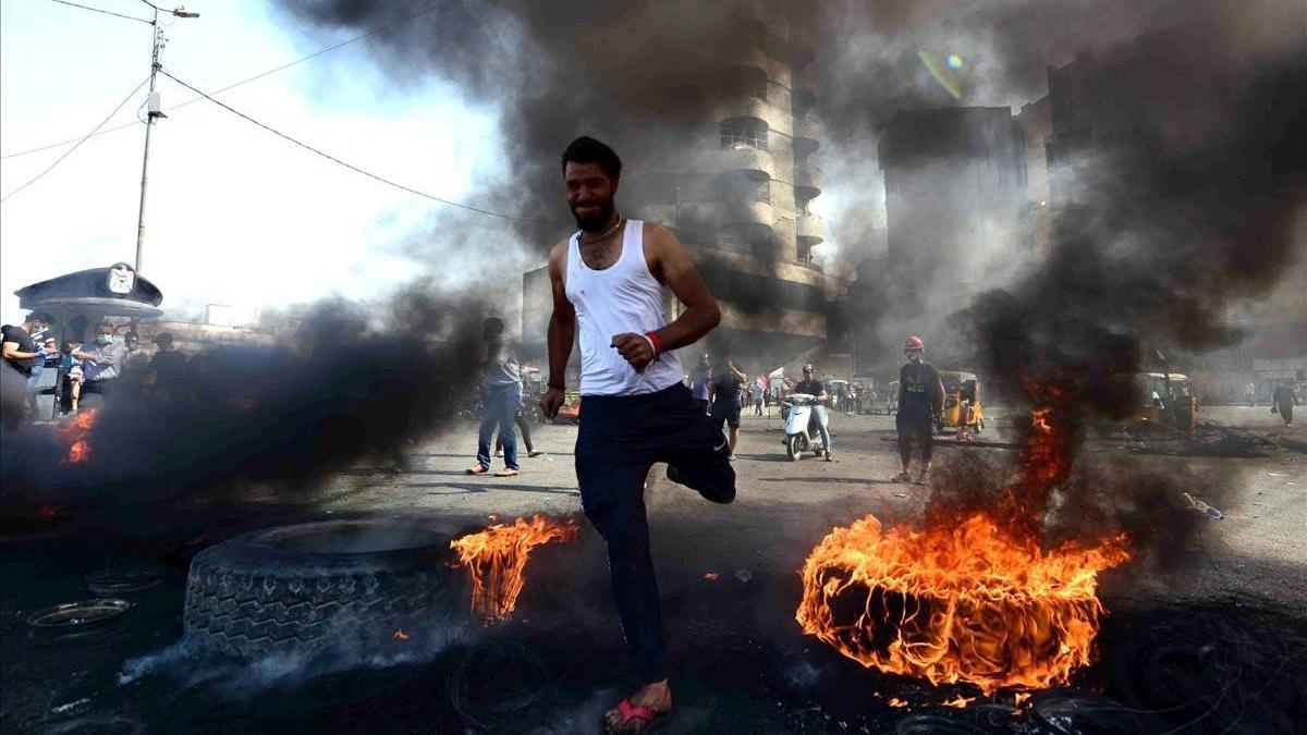 Un manifestante, durante los disturbios en Bagdad.
