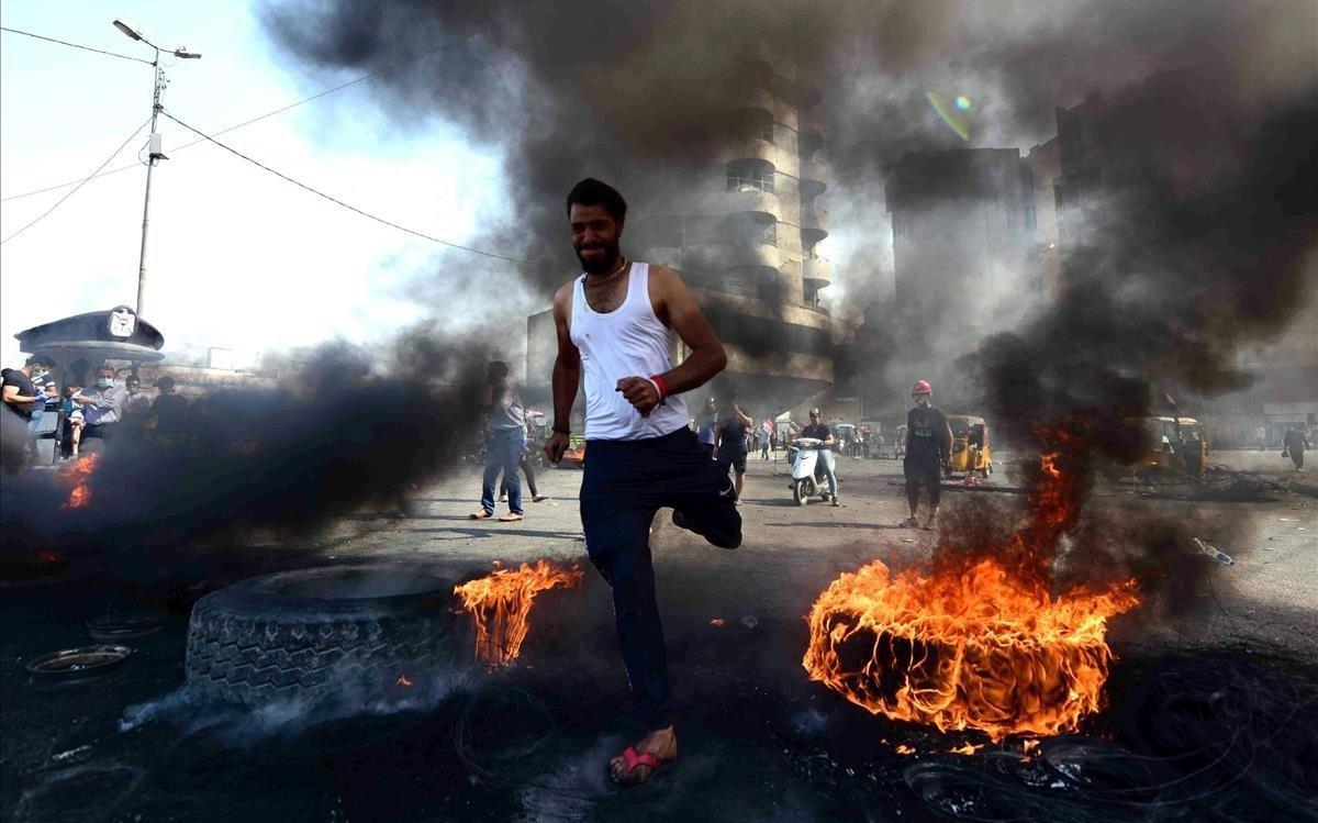 Un manifestante, durante los disturbios en Bagdad. Un manifestante, durante los disturbios en Bagdad.