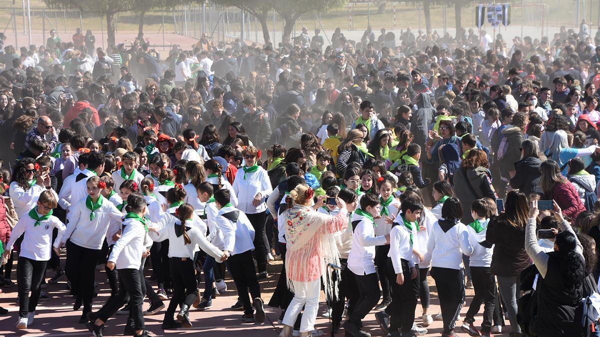 Más de 5.000 escolares bailan 'El Candil'