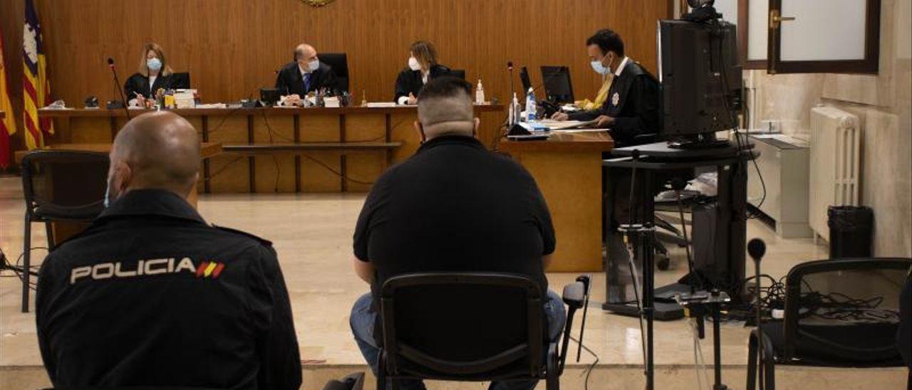 El hombre condenado por la agresión sexual, durante el juicio en la Audiencia de Palma.