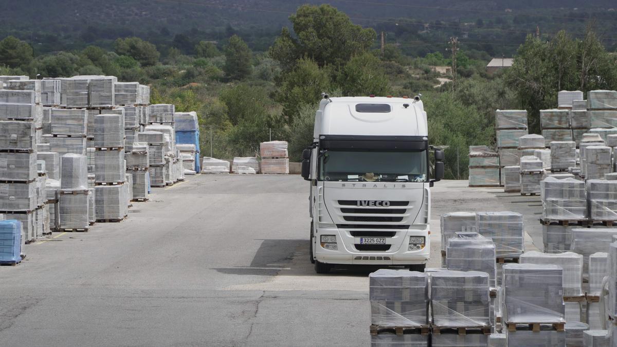 Proceso de carga de materiales en una empresa cerámica de Castellón