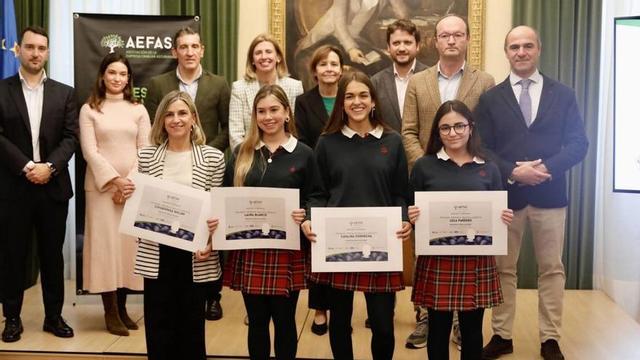 Por la izquierda, al fondo, Pelayo Blanco (Alsa), Marta Villanueva (Funeraria Gijonesa), el edil gijonés Jorge Pañeda, Eva Pando (Caja Rural de Asturias), Carmen Moriyón, David Artime (director de Inclusión Educativa), Javier Cueli (director de Planificación de FP) e Íñigo Cabal; en primer término, la docente Covadonga Millán, con Laura Blanco, Catalina Fontecha y Lola Paredes, del Peñamayor.| Marcos León