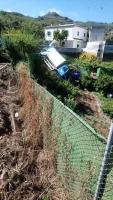 Un camión de basura se sale de la calzada y cae en una finca de Valleseco