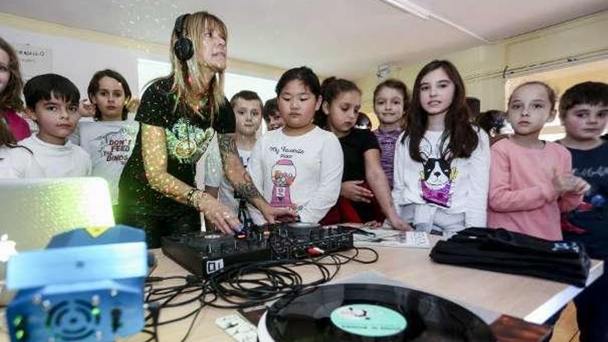 La dj Mónika Osmos pincha en el colegio Marcos del Torniello