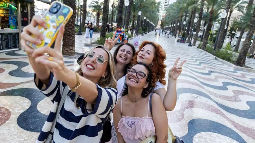 Buscar amigas después de empezar de cero en Alicante: cuando las apps se convierten en punto de encuentro