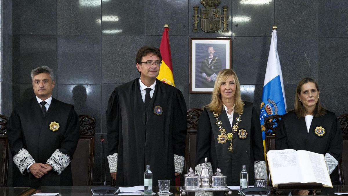 Juan Avello Formoso, segundo por la izquierda, e Isabel Perelló, tercera, durante la toma de posesión celebrada este jueves.