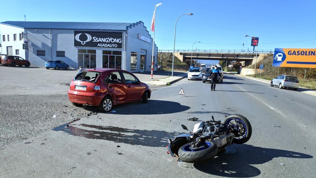 Imagen del accidente entre el vehículo y la motocicleta.