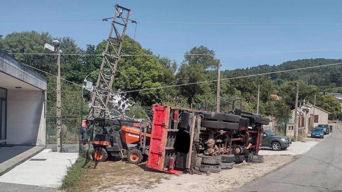 El camión impactó contra un tendido eléctrico al volcar.