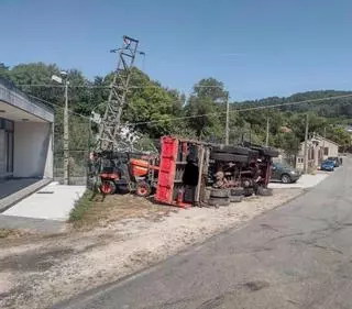 El vuelco de un camión provoca un incendio en una finca y deja a vecinos de Noia y Lousame sin luz