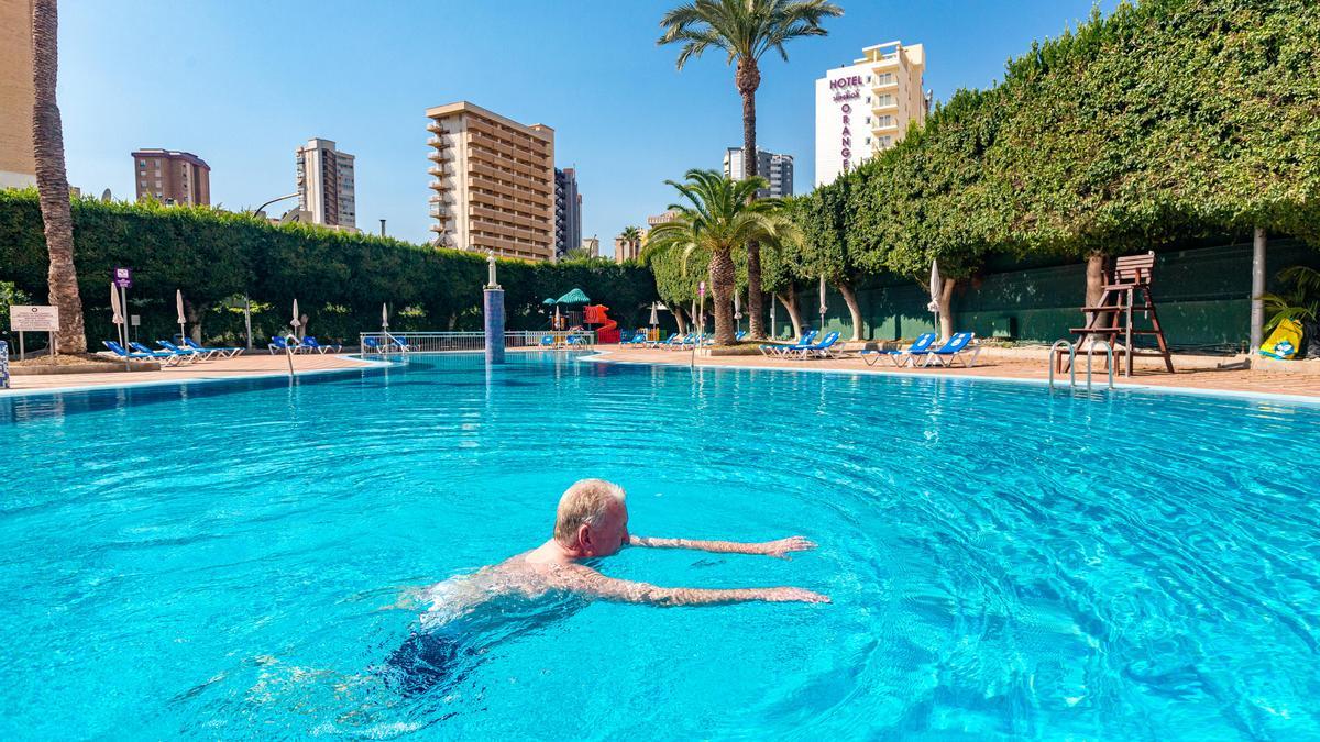 Un turista británico se relaja en la piscina del hotel Venus de Benidorm
