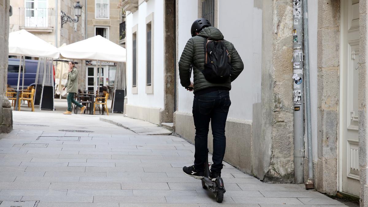 Un joven en patinete eléctrico.