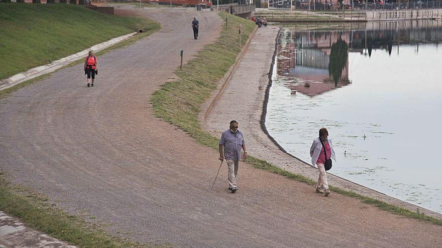 Visitants al parc de l&#039;Agulla de Manresa, ahir al matí