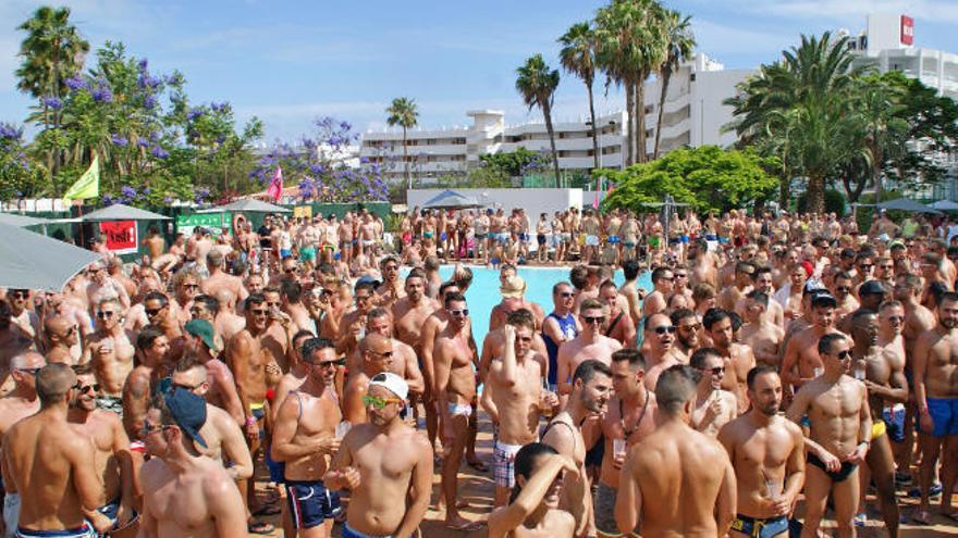 Imagen de archivo de una fiesta de piscina durante el Gay Pride en la localidad gran-canaria de San Barto-lomé de Tirajana.