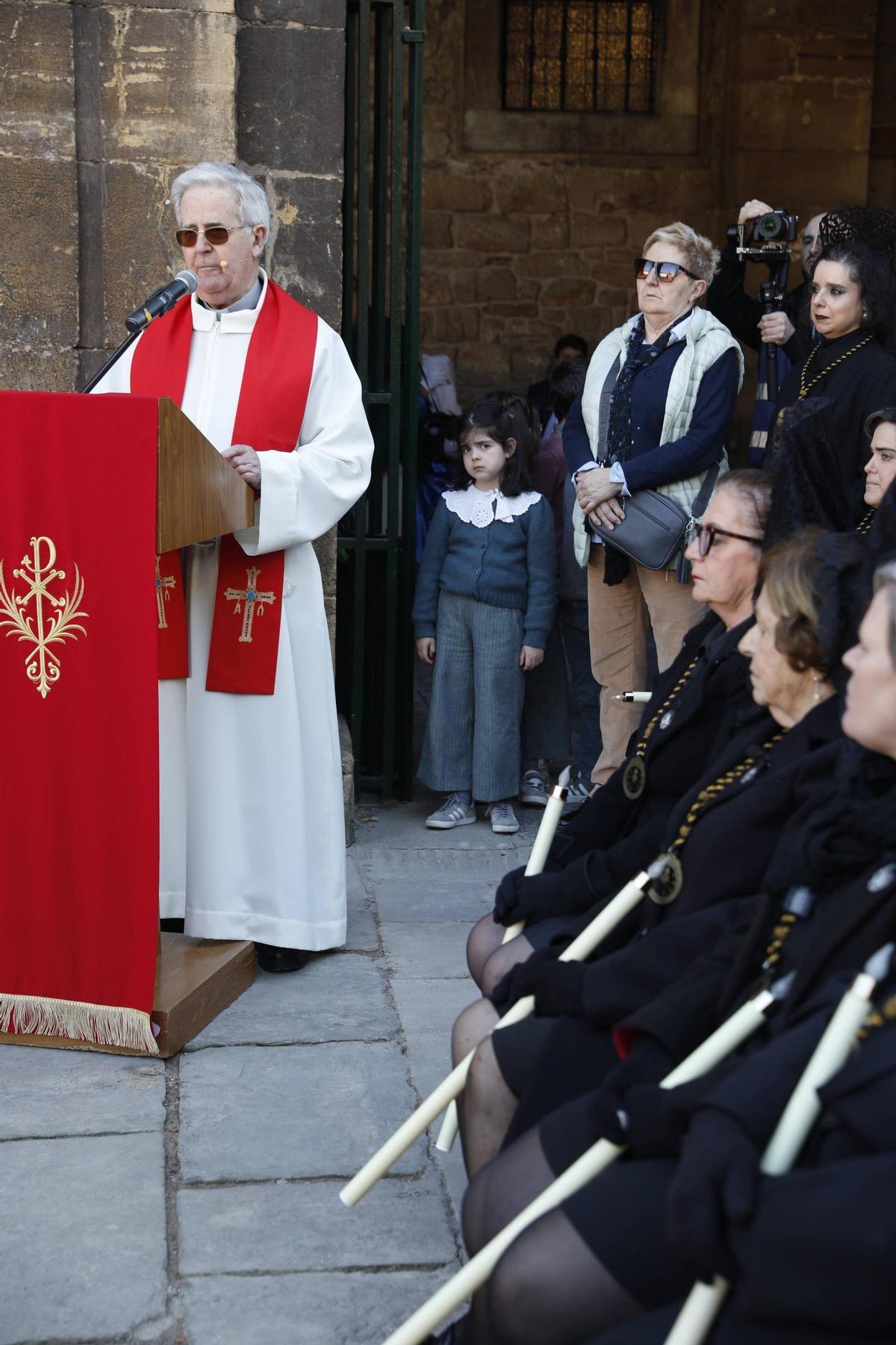 EN IMÁGENES: el desenclavo y la procesión del Santo Entierro en Avilés