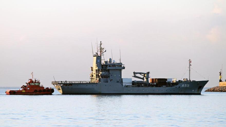 El &#039;Rhein&#039; entra en el puerto de Palma seguido de un remolcador.