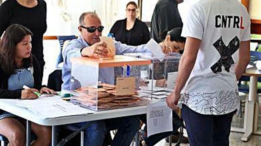 Acosta, Loquillo e imagen de un colegio electoral vacío en el campo de Moratalla (Murcia).